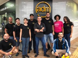 imagem equipe adm academia de musica na frente da escola em maringa